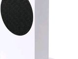 une boîte blanche surmontée d'un haut-parleur noir