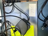 un enchevêtrement de fils et de câbles sur un bureau