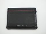 un portefeuille en cuir noir orné d'une bande rouge sur le devant