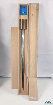 une boîte en bois contenant un objet en métal