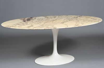 Eero SAARINEN Table tulipe à piètement en fonte d'aluminium …