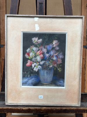 une photo d'un tableau représentant des fleurs dans un vase, posé sur un chevalet