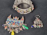 trois bijoux en argent, à savoir un bracelet, une bague et une boucle d'oreille
