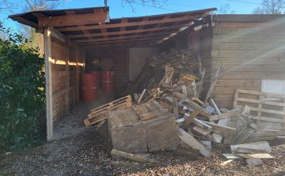 CONTENU DE L'ABRI ANCIENNEMENT A L'ARRIERE DE L'ALGECO :