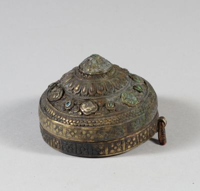 une boîte à encens ancienne en laiton, munie d'un couvercle et d'une poignée