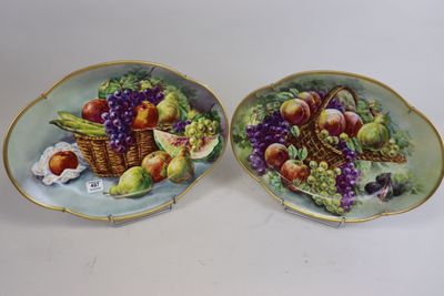 deux assiettes remplies de fruits et de légumes posées sur une table