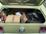 le coffre d'une voiture contenant des cartons