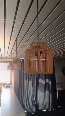 deux lampes suspendues au plafond dans une pièce