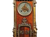 une horloge posée sur un support en bois