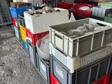 une pile de cartons et de caisses dans un entrepôt