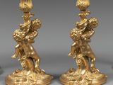 trois chandeliers en or ornés de chants et de cher chants