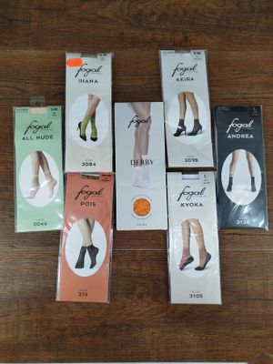cinq boîtes de chaussettes posées sur une table en bois