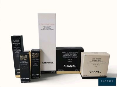 Plusieurs types de produits Chanel sont présentés sur un fond blanc.