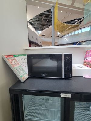un micro-ondes posé sur un comptoir dans un magasin