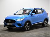 un SUV bleu garé dans une pièce au sol à carreaux