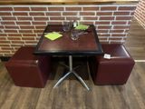 une table avec deux chaises et une table sur laquelle se trouve un verre à vin
