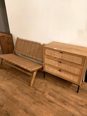 un banc en bois et une commode dans une pièce