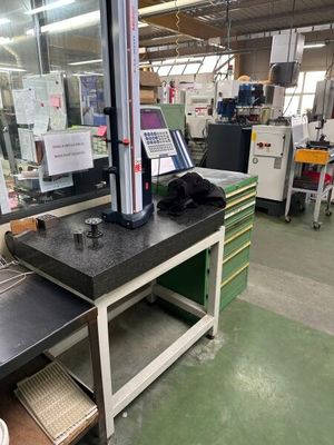 une photo d'un atelier d'usinage où se trouvent de nombreuses machines