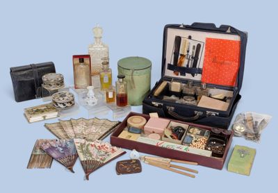 une valise remplie d'objets, posée sur une surface bleue
