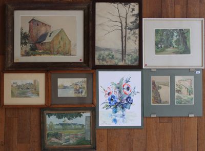 de nombreuses photos encadrées sur le mur d'une pièce
