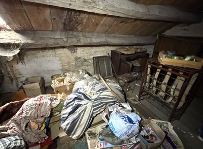 une chambre en désordre, avec beaucoup de bric-à-brac par terre