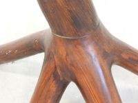 LAMPADAIRE brutaliste en bois teinté, le fût courbe reposant… (photo 6)