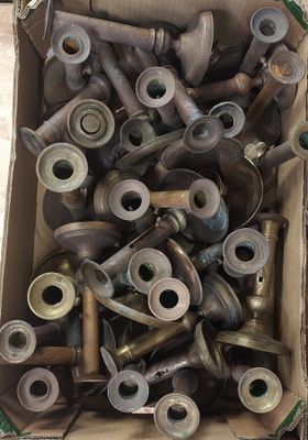 une boîte en carton remplie d'une multitude de vieilles pièces métalliques
