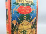 un vieux livre posé sur une table à côté d'un fond blanc