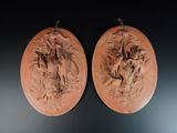 paire de plaques sculptées représentant un homme et une femme à cheval