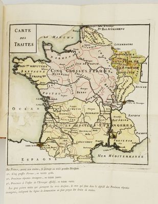 une vieille carte de la France dans un livre posé sur une table