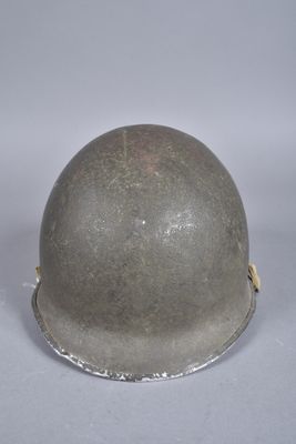 un gros plan d'un casque posé sur une surface blanche