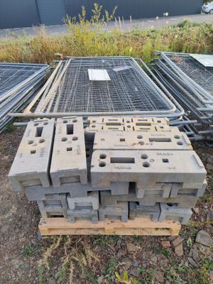 une pile de parpaings posée sur une palette