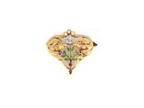 un gros plan d'une broche ornée de fleurs