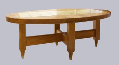 une table en bois avec un plateau en carrelage sur fond gris