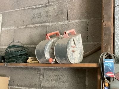 une étagère sur laquelle sont posés plusieurs tonneaux