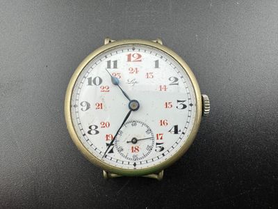 gros plan d'une montre sur une surface noire
