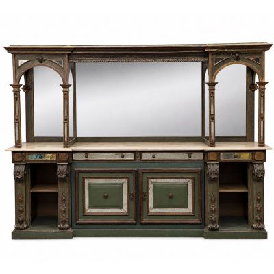 une vieille armoire en bois surmontée d'un miroir