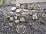 une table sur laquelle se trouvent de nombreux objets en argent