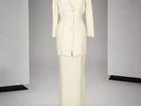 une photo d'un mannequin vêtu d'un costume blanc