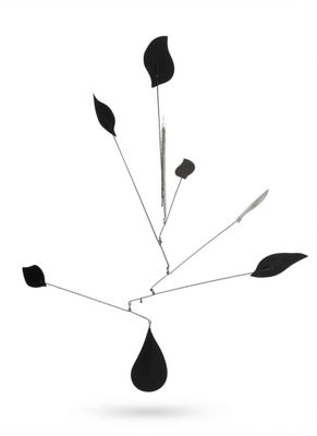 photographie en noir et blanc d'une sculpture métallique ornée de feuilles noires