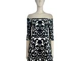 une robe de mannequin ornée d'un motif noir et blanc
