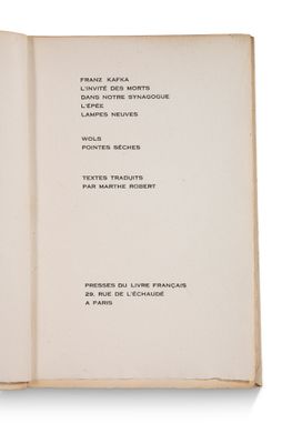 un livre ouvert avec un titre en noir et blanc