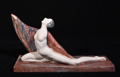 statue d'une femme assise sur un socle de marbre, tenant une boule dans la main
