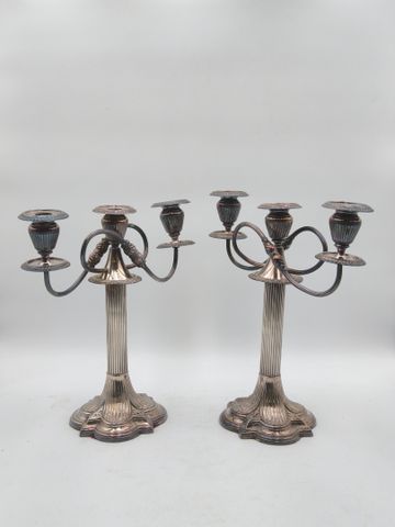 Paire de candélabres à 3 bras de lumière en métal argenté