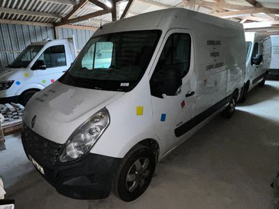 une camionnette blanche garée dans un garage