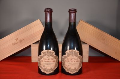 deux bouteilles de vin posées l'une à côté de l'autre sur une table