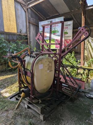 une machine posée sur une palette dans la cour
