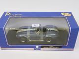 boîte contenant une maquette de voiture bleue et argentée dans son emballage d'origine