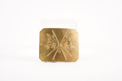 bague plaquée or ornée de deux épées croisées