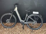 un vélo garé contre un mur